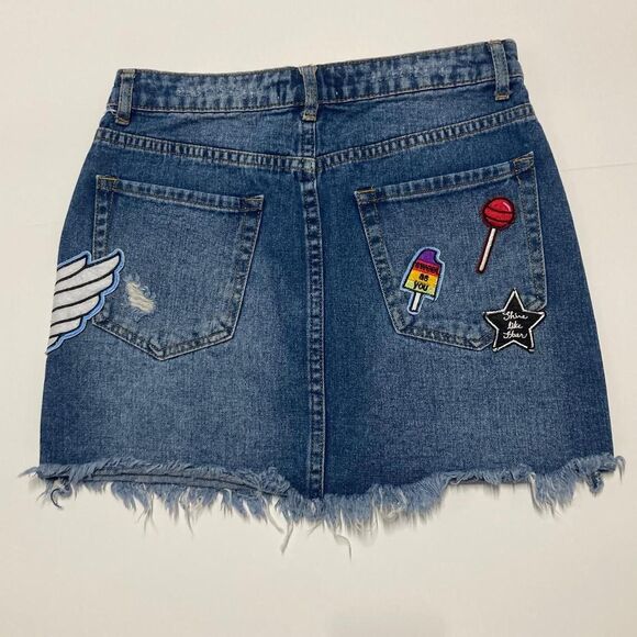 Forever 21 Los Angeles Distressed Frayed Hem Denim Mini Skirt Graphic Patches - Picture 2 of 8